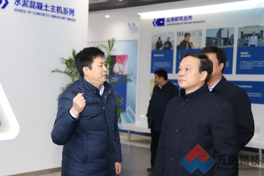 許昌市市長胡五岳蒞臨萬里路橋集團德通公司調(diào)研指導