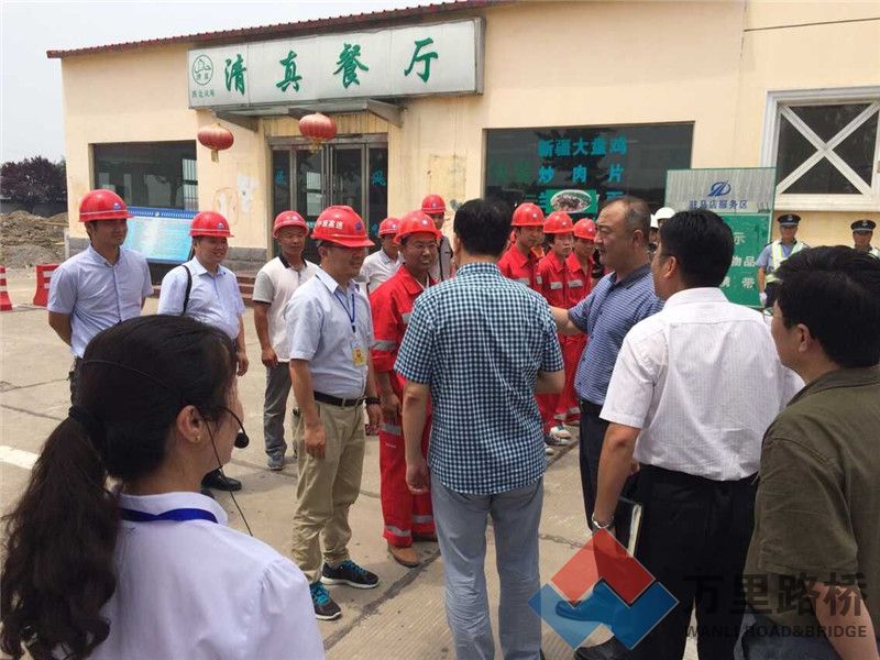 河南省交通投資集團董事長程日盛蒞臨駐馬店服務區(qū)改擴建項目慰問指導工作