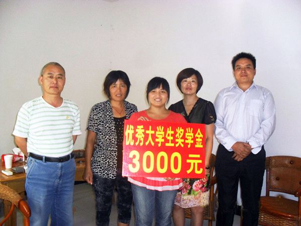 養(yǎng)護(hù)公司黃蕊利喜獲萬(wàn)里路橋工會(huì)專項(xiàng)獎(jiǎng)學(xué)金