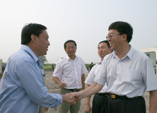 市領(lǐng)導(dǎo)毛萬(wàn)春等蒞臨路太機(jī)械新廠區(qū)觀摩指導(dǎo)