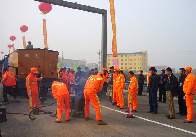 集團(tuán)公司新技術(shù)、新機(jī)械、新材料在全省高速公路職工技能競賽中全面展示