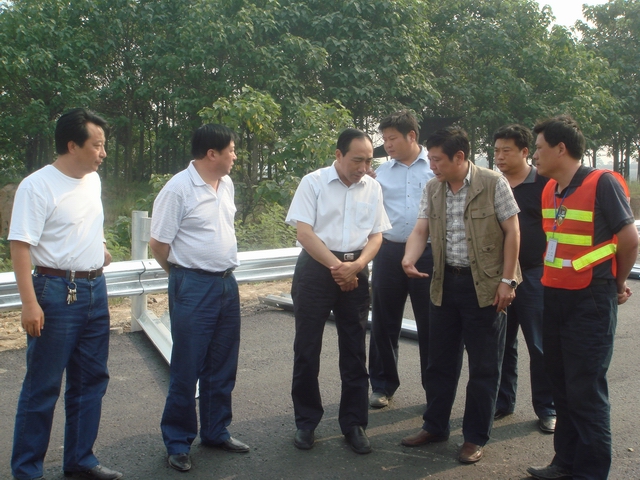 省交通廳副廳長李慶瑞蒞臨我公司連霍高速洛陽工地檢查指導(dǎo)