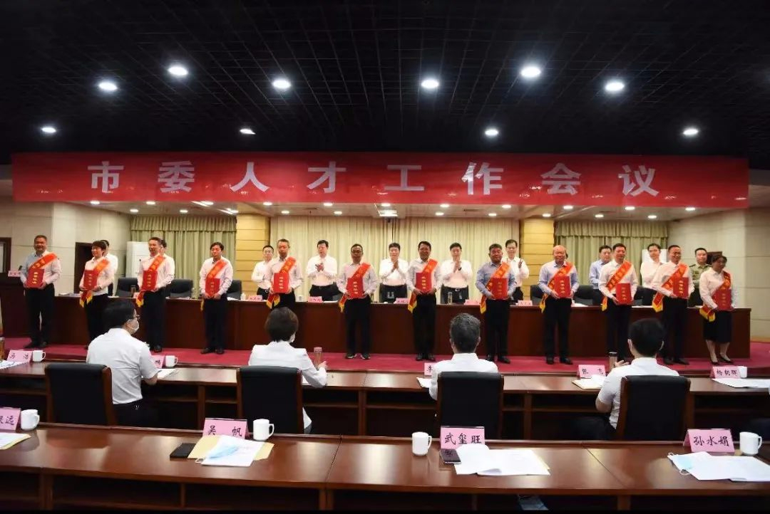 萬里交科兩位專家被評為首屆許昌市優(yōu)秀專家！