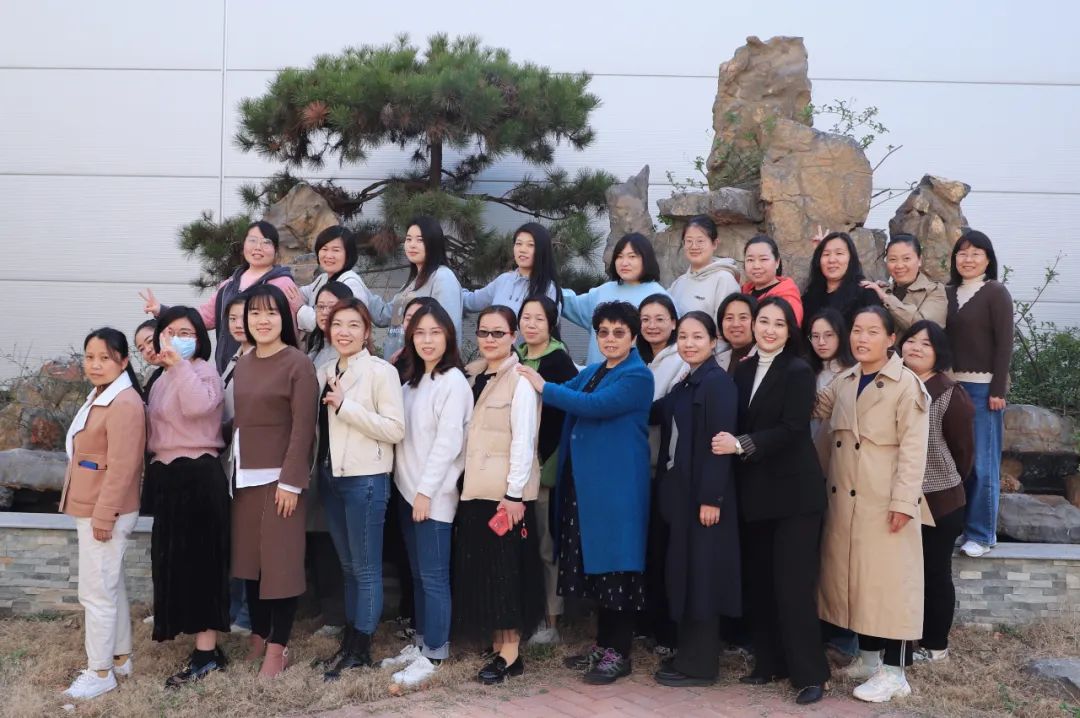 【奮進(jìn)新征程·巾幗綻芳華】萬里交科召開“三八婦女節(jié)”女員工代表座談會，祝?！芭駛儭惫?jié)日快樂！