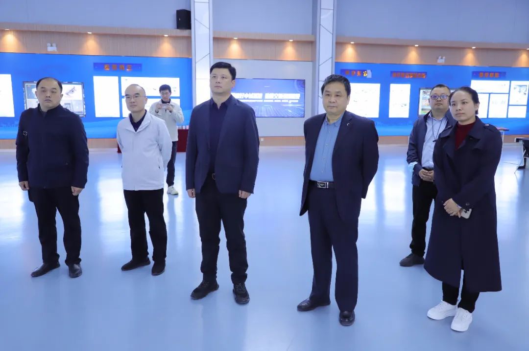 開封大學(xué)土木建筑工程學(xué)院院長王淵輝一行蒞臨萬里交科智能制造產(chǎn)業(yè)園考察交流