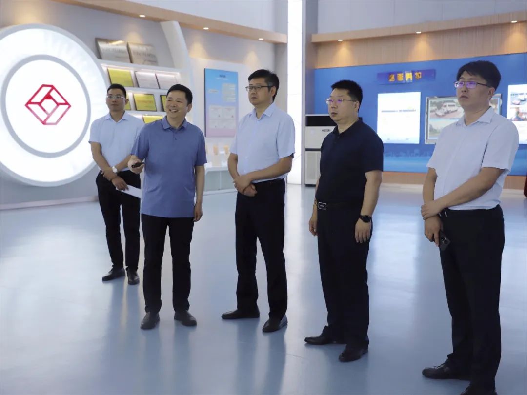 山東省高速養(yǎng)護(hù)集團(tuán)有限公司黨委書記、董事長許尚江一行蒞臨萬里交科智能制造產(chǎn)業(yè)園考察交流
