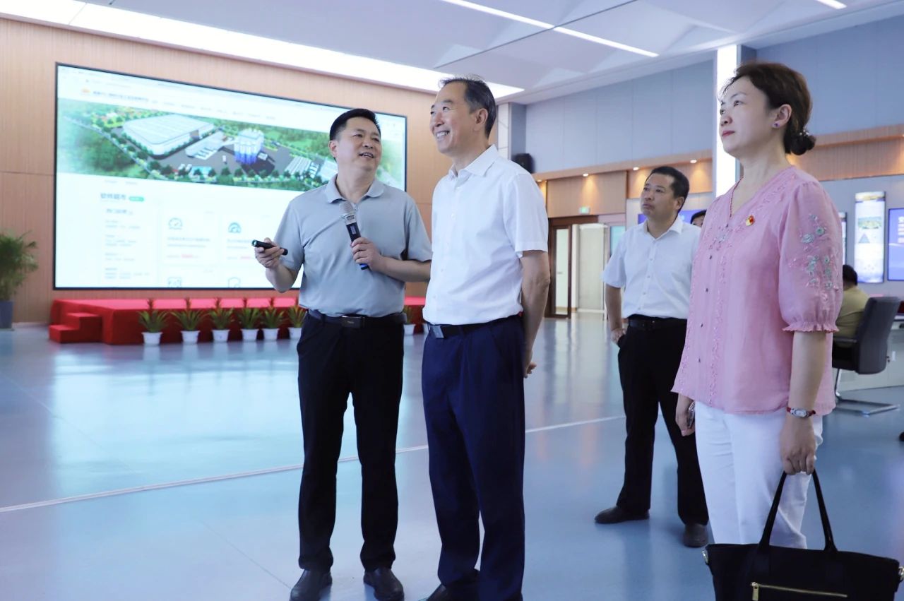 河南省交通運(yùn)輸廳副廳長宋華東率隊(duì)蒞臨萬里交科集團(tuán)開展主題黨日與考察調(diào)研活動(dòng)