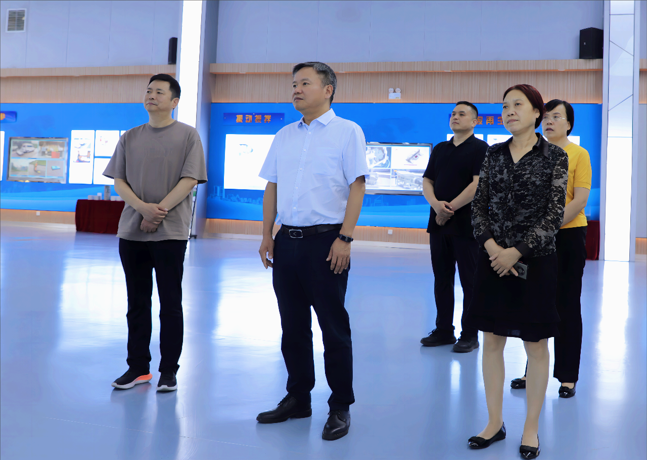 中國(guó)科學(xué)院合肥物質(zhì)科學(xué)研究院黨委書(shū)記黃晨光一行蒞臨萬(wàn)里交科集團(tuán)考察調(diào)研