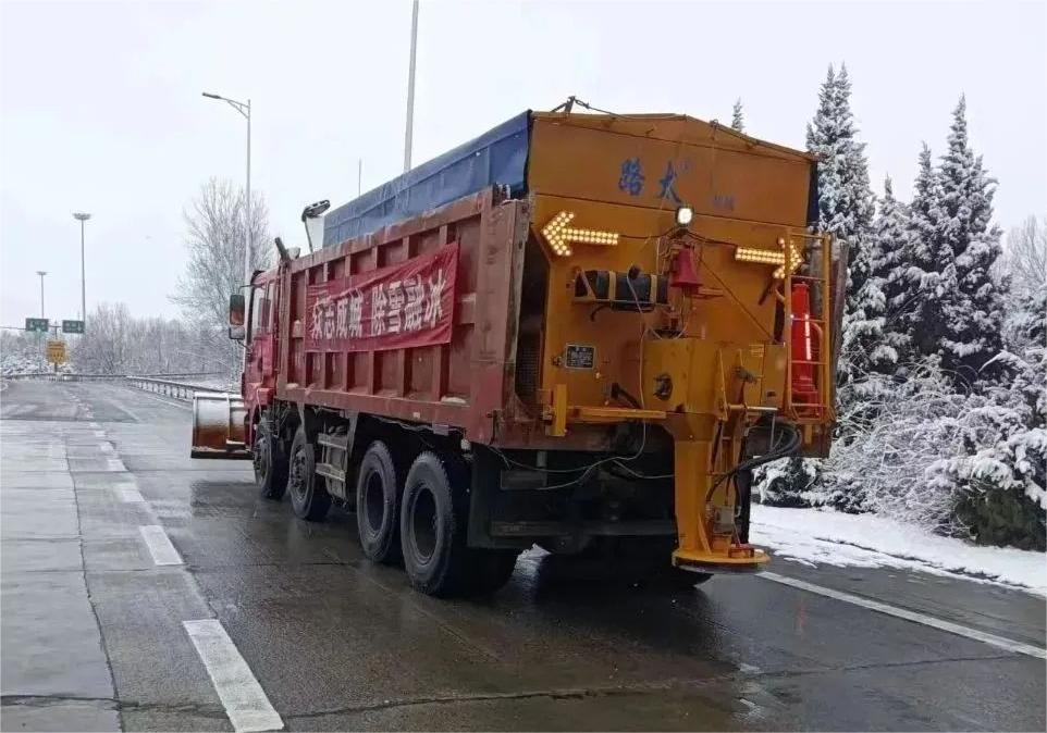 【迎寒而戰(zhàn)·逆雪前行】萬(wàn)里交科養(yǎng)護(hù)裝備助力全國(guó)眾多道路高效除雪融冰、保障春運(yùn)安全！